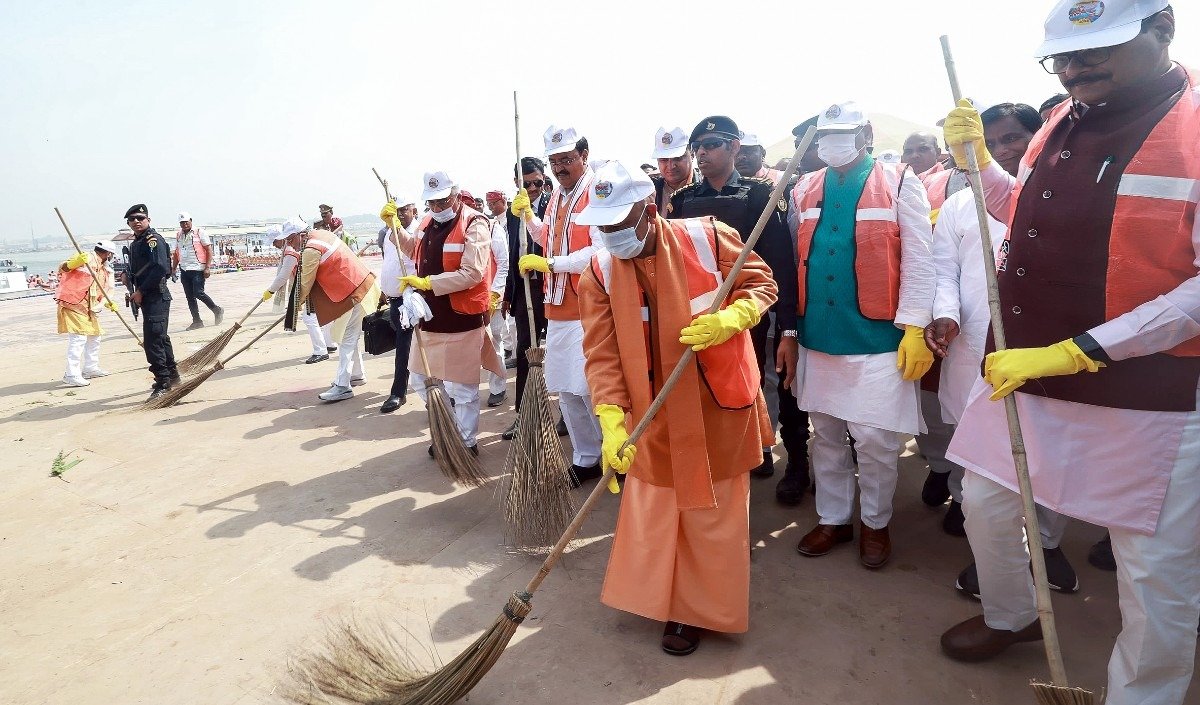 योगी सरकार की बड़ी घोषणा: सफाई कर्मियों को 10,000 रुपये बोनस और न्यूनतम वेतन 16,000 रुपये