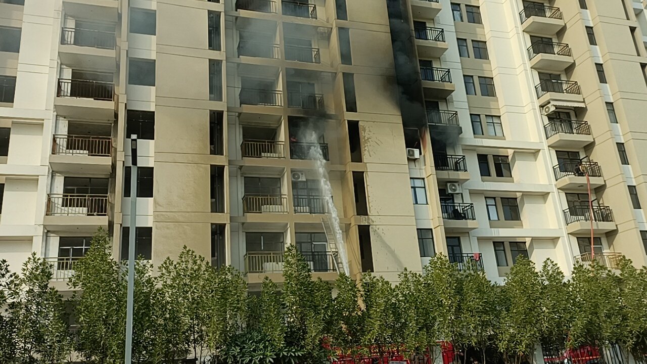 लखनऊ की पार्थ रिपब्लिक सोसायटी में भीषण आग, कई लोग फंसे