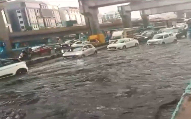 Bengaluru: में 2025 की पहली बारिश से हड़कंप: जलभराव, उड़ानों का रूट डायवर्ट, तीन साल की बच्ची की मौत