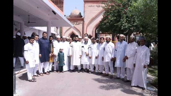 UP: के मुसलिम ने अल्विदा जुमा पर किया रमजान का विदाय, वाक्फ बिल के खिलाफ में काले कब्ही पट्टी