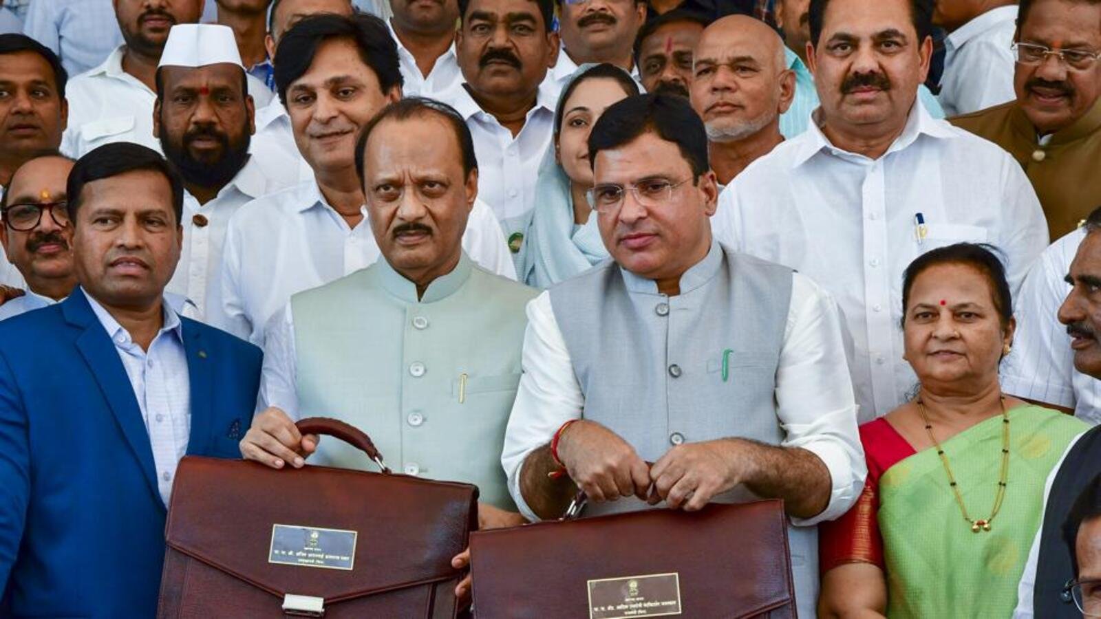 महाराष्ट्र सरकार का बजट: लोकलुभावन योजनाओं से परहेज, आर्थिक संतुलन पर जोर