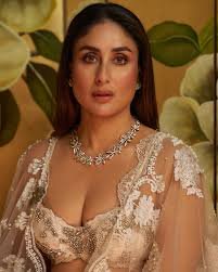 kareena kapoor khan की शानदार वापसी: 25वें लैक्मे फैशन वीक x FDCI में फिर बनीं लैक्मे का चेहरा