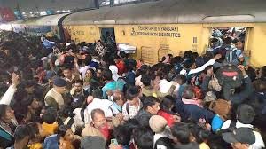 New Delhi: रेलवे स्टेशन पर भारी भीड़: चार ट्रेनों में देरी के कारण अफरा-तफरी, कोई हताहत नहीं