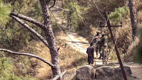 Jammu and Kashmir के कथुआ जिला में हुआ एक घास्ले में तीन पुलिस शहीद और तीन सर्वाधी मुलाकाए