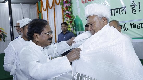 वक़्फ़ संशोधन विधेयक पर JDU में बढ़ता आंतरिक विरोध, पांच नेताओं ने दिया इस्तीफ़ा